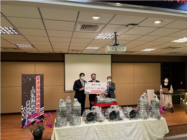 北科大附设桃园农工陈胜利校长接受匯丰汽车捐赠。(照片由健行科技大学提供)