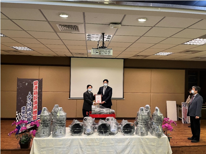 启英高中彭昭勋校长回赠匯丰汽车感谢状。(照片由健行科技大学提供)