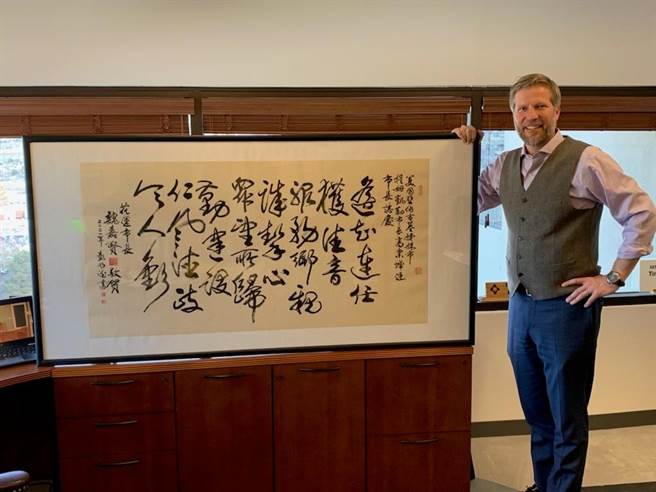 美国姊妹市阿尔伯克基市长提姆．凯勒连任成功，花莲市长魏嘉贤委托书法家彭明德撰书题词，将墨宝寄到美国表达祝贺。（花莲市公所提供／王志伟花莲传真）