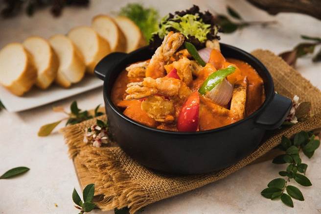 台北新板希尔顿泰式红咖哩虾球煲附法国麵包。（ 台北新板希尔顿提供）