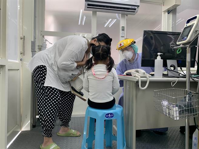 花蓮門諾醫院今起啟動「防疫門診」，替呼吸道症狀或經急診分流屬輕症或無症狀者看診，並依患者需求給藥，藉此紓解急診量能，妥善運用醫療資源。（門諾醫院提供／羅亦晽花蓮傳真）