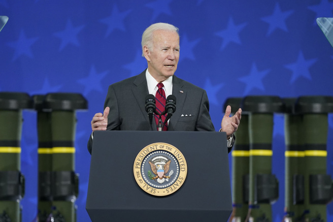 专家警告，在「买美国货」政策下，「民主兵工厂」将遭受破坏，也让美军更不容易获得用于对抗共军的先进技术。图为拜登参观兵工厂后在「标枪」飞弹旁发表演说。（图／美联社）