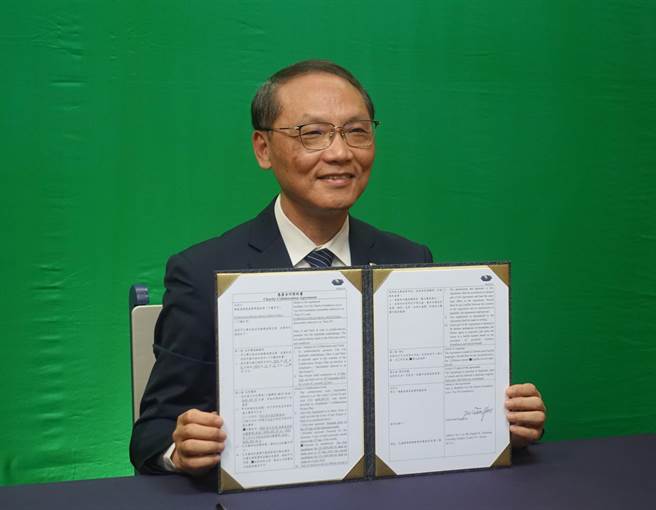 慈济基金会执行长顏博文与波兰妇女基金会董事长乔安娜·卢贝拉兹卡-格鲁卡线上签订慈善合作契约，共同关怀乌克兰。（慈济基金会提供／王志伟花莲传真）