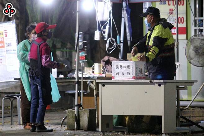 4日凌晨北农在第一果菜市场执行快筛阴性入场，5日凌晨将在第二市场实施相同措施。（资料照片）