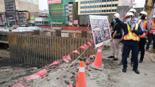 林钦荣视察施工中高雄车站站东路，确定站区道路全线单向二线快车道再增加一线混合车道。（高雄交通局提供／高雄洪靖宜传真）