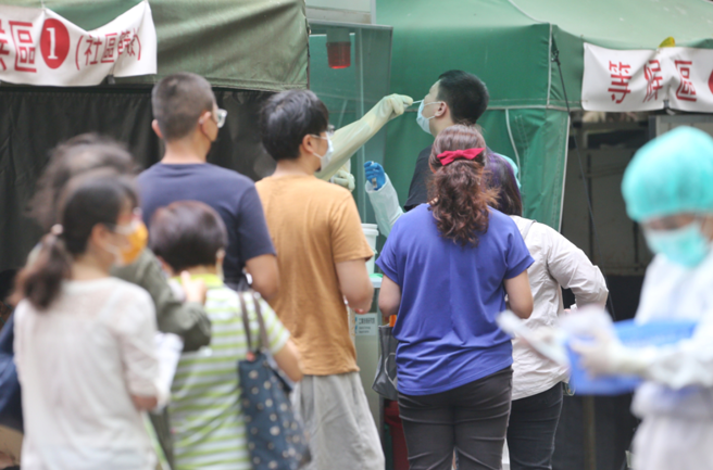 許多人自認打完3劑疫苗可趴趴走，實際上仍有染疫風險。（資料照）