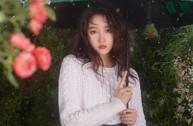 关晓彤拥有甜美脸蛋和清纯气质。(图／取自关晓彤微博)