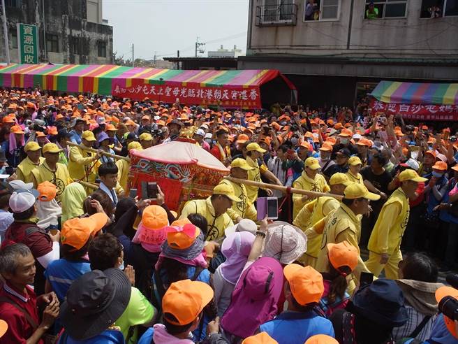 白沙屯媽祖抵達雲林縣北港鎮適逢國中會考，北港朝天宮呼籲勿燃炮。（本報資料照片）