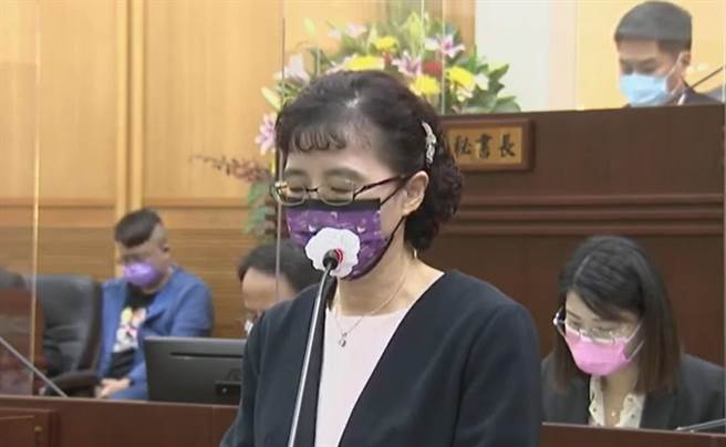 彰化縣政府主計蕭秀瑛在議會定期大會報告、提出第一次追加預算27億970萬4000元。（彰化縣議會提供／吳敏菁彰化傳真）