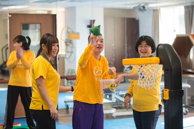 電商平台momo購物網特別發起百元捐活動，號召會員朋友以實際行動捐款支持，為憨兒們在疫情中建構一個安全溫暖的避風港。（林雅惠攝）