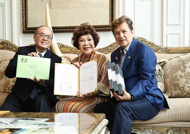 国家电影及视听文化中心于4日迎接台湾电视史重要的一批文物！知名制作人「阿姑」周游及导演李朝永夫妇，将歷年制作的珍贵电视剧数位带捐赠给国家影视听中心保存典藏，总数庞大接近三千多卷，图为《国家电影及视听文化中心》董事长蓝祖蔚（左起）、周游、李朝永夫妇共同签署捐赠仪式。（陈俊吉摄）