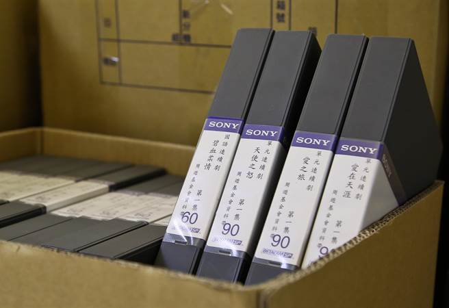 国家电影及视听文化中心于4日迎接台湾电视史重要的一批文物！知名制作人「阿姑」周游及导演李朝永夫妇，将歷年制作的珍贵电视剧数位带捐赠给国家影视听中心保存典藏，总数庞大接近三千多卷，图为周游、李朝永夫妇捐赠给国家影视听中心保存典藏的电视剧数位带。（陈俊吉摄）