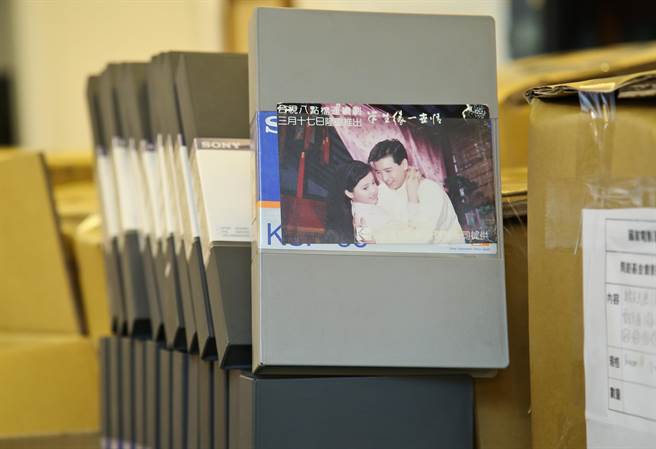 国家电影及视听文化中心于4日迎接台湾电视史重要的一批文物！知名制作人「阿姑」周游及导演李朝永夫妇，将歷年制作的珍贵电视剧数位带捐赠给国家影视听中心保存典藏，总数庞大接近三千多卷，图为周游捐赠的电视剧数位带。（陈俊吉摄）