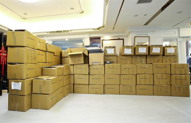 国家电影及视听文化中心于4日迎接台湾电视史重要的一批文物！知名制作人「阿姑」周游及导演李朝永夫妇，将歷年制作的珍贵电视剧数位带捐赠给国家影视听中心保存典藏，总数庞大接近三千多卷。（陈俊吉摄）