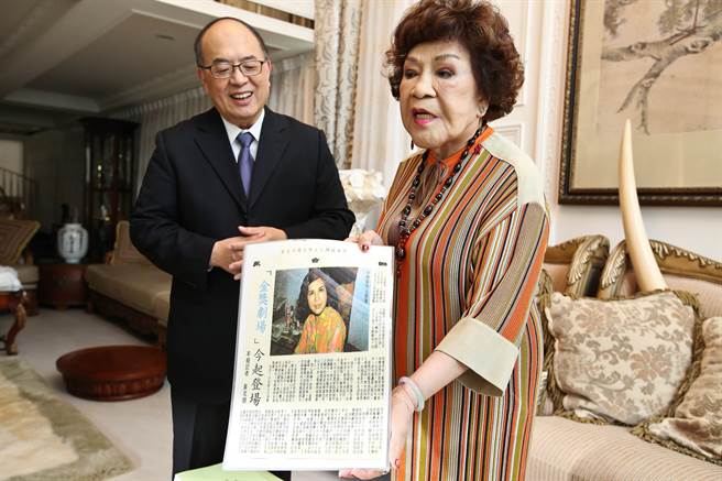 国家电影及视听文化中心于4日迎接台湾电视史重要的一批文物！知名制作人「阿姑」周游及导演李朝永夫妇，将歷年制作的珍贵电视剧数位带捐赠给国家影视听中心保存典藏，总数庞大接近三千多卷，图为周游（右）拿着年轻时各大媒体剪报、左为《国家电影及视听文化中心》董事长蓝祖蔚。（陈俊吉摄）