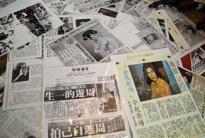国家电影及视听文化中心于4日迎接台湾电视史重要的一批文物！知名制作人「阿姑」周游及导演李朝永夫妇，将歷年制作的珍贵电视剧数位带捐赠给国家影视听中心保存典藏，总数庞大接近三千多卷，图为周游展示年轻时泛黄报纸剪报。（陈俊吉摄）