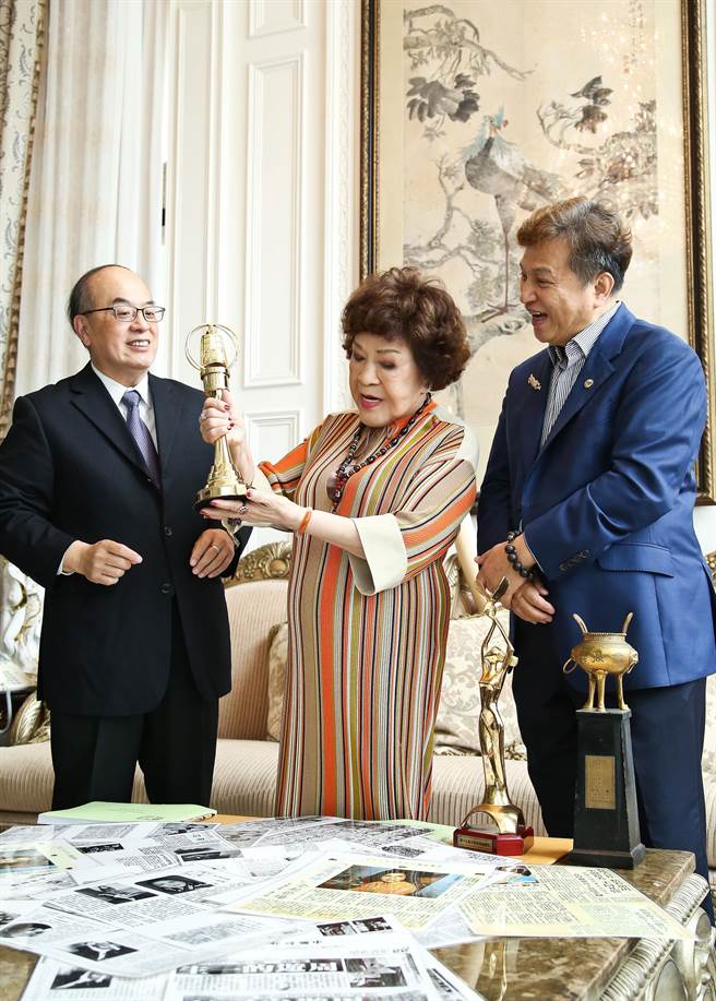 国家电影及视听文化中心于4日迎接台湾电视史重要的一批文物！知名制作人「阿姑」周游及导演李朝永夫妇，将歷年制作的珍贵电视剧数位带捐赠给国家影视听中心保存典藏，总数庞大接近三千多卷，图为周游（中）展示金钟奖奖座。（陈俊吉摄）