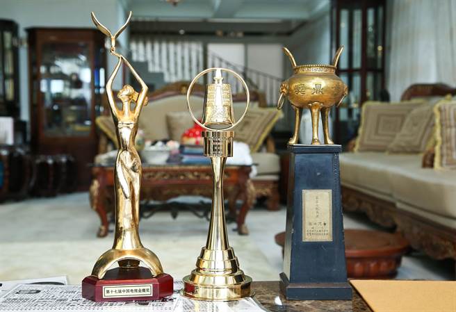 国家电影及视听文化中心于4日迎接台湾电视史重要的一批文物！知名制作人「阿姑」周游及导演李朝永夫妇，将歷年制作的珍贵电视剧数位带捐赠给国家影视听中心保存典藏，总数庞大接近三千多卷，图为周游得过国内外不少奖项的奖座。（陈俊吉摄）