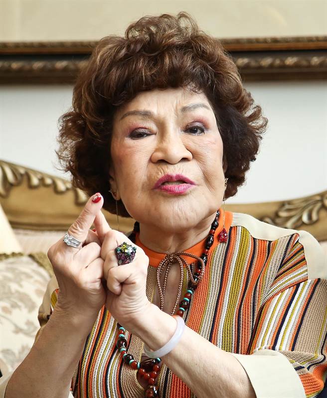 国家电影及视听文化中心于4日迎接台湾电视史重要的一批文物！知名制作人「阿姑」周游及导演李朝永夫妇，将歷年制作的珍贵电视剧数位带捐赠给国家影视听中心保存典藏，总数庞大接近三千多卷，图为周游（中）指着拇指戏说当年到金门辛苦劳军，搭船晕船手指不慎被门夹裂后，医官帮他缝合后继续工作。（陈俊吉摄）