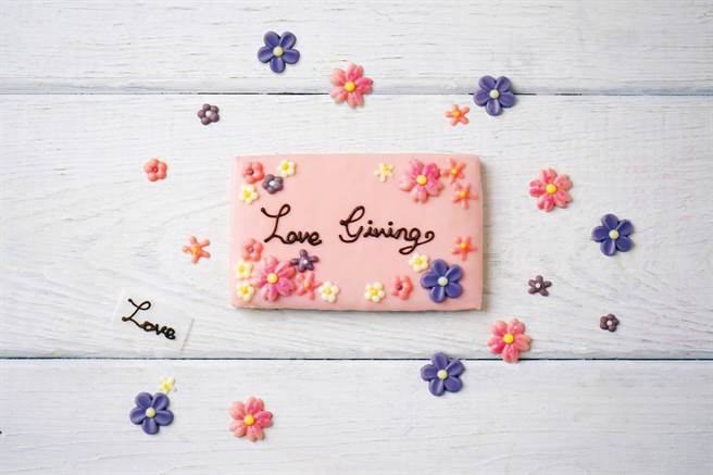 以缤纷色彩造型巧克力进行彩绘装饰，就可亲手打造独一无二的专属赠礼。（Aunt Stella诗特莉提供）