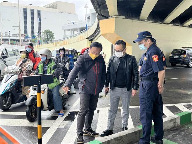 基隆市議員童子瑋今日緊急邀集警察局、都發處、交通處到場會勘。（市議員童子瑋提供／陳彩玲基隆傳真）