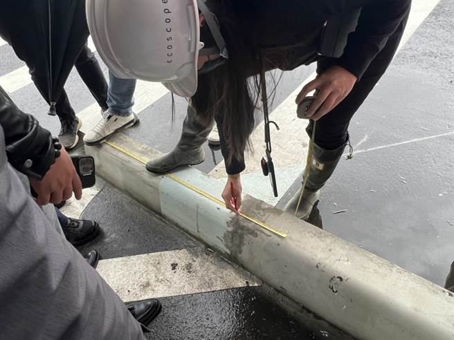 基隆人行道緣石屢害騎士摔車，市府決議裁切。（基隆市政府提供／陳彩玲基隆傳真）