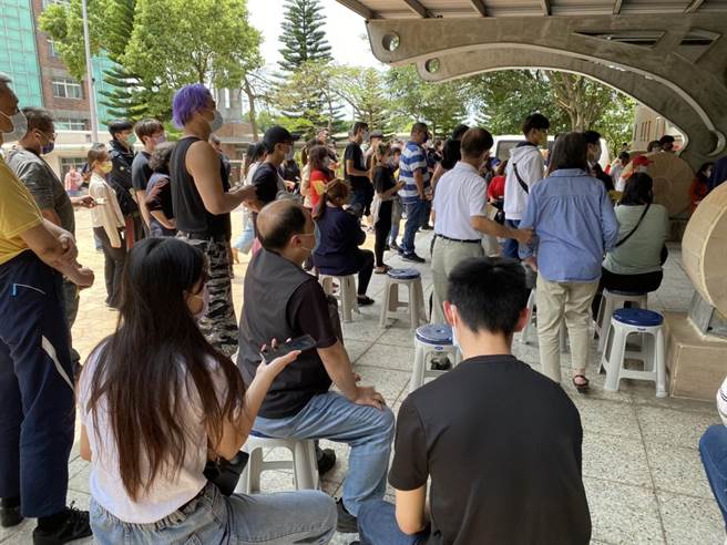 杨梅劳动部劳动力发展署桃竹苗活动中心接种站涌现接种人潮。（蔡明亘摄）