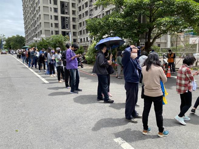 杨梅瑞塘市民活动中心外，午后人潮排到外面马路边。（蔡明亘摄）