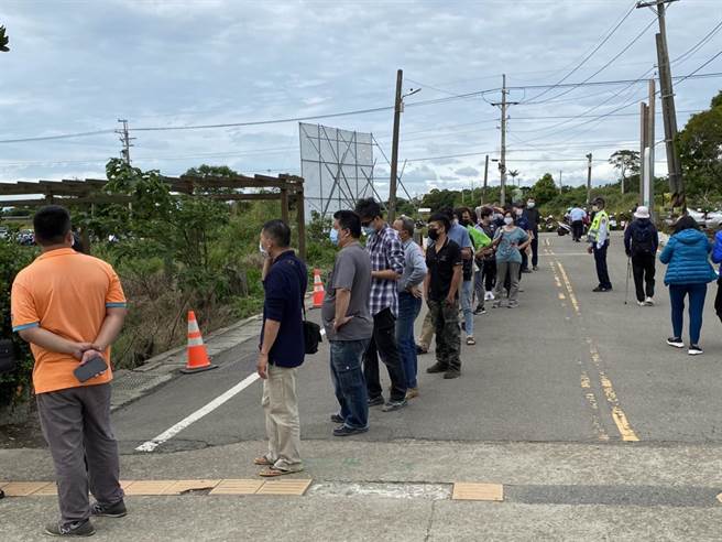 观音广福市民活动中心排队人龙。（蔡明亘摄）