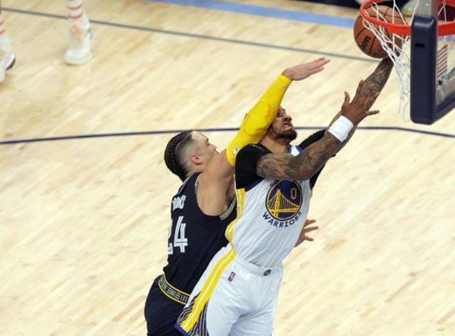 灰熊布鲁克斯(左)伸手打在勇士小裴顿头上，被判决二级恶性犯规。（美联社）