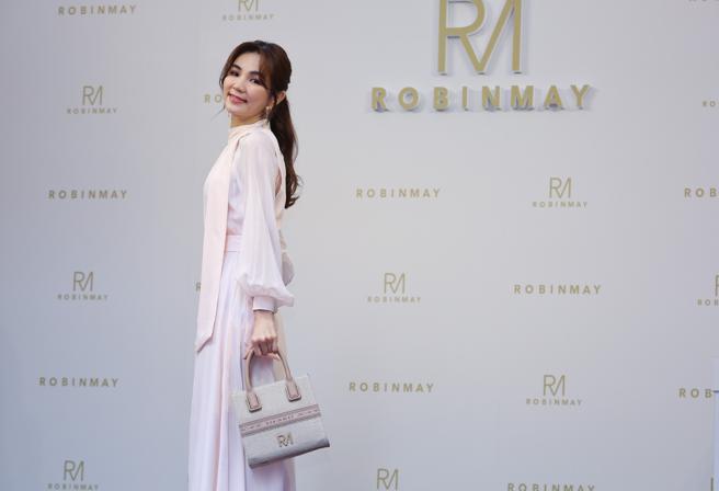 Ella出席代言活动，气质优雅。（陈俊吉摄）