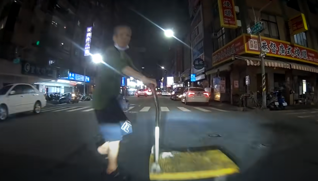 騎士在街頭飆車，在路口撞上推車老人，影片累積超過20萬人觀看，但「流量密碼」卻非事故，而是影片開頭有名黑絲襪OL在斜前方。（翻攝自YouTube頻道「WoWtchout -地圖型行車影像分享平台」）