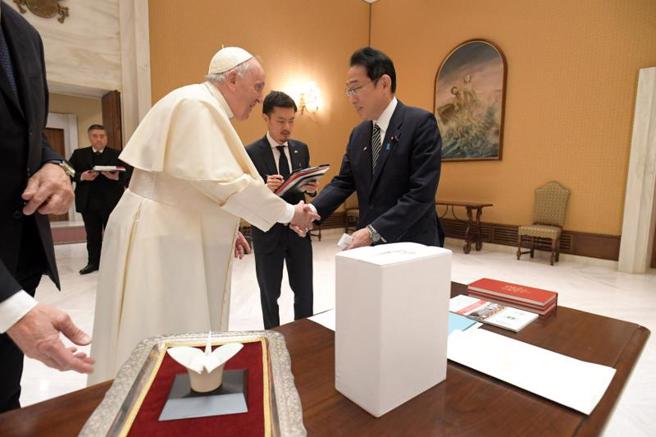 岸田文雄（右）在梵蒂岡與教宗方濟各會談。（圖／路透社）