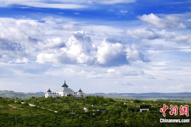 图为远眺成吉思汗庙。（中新社）