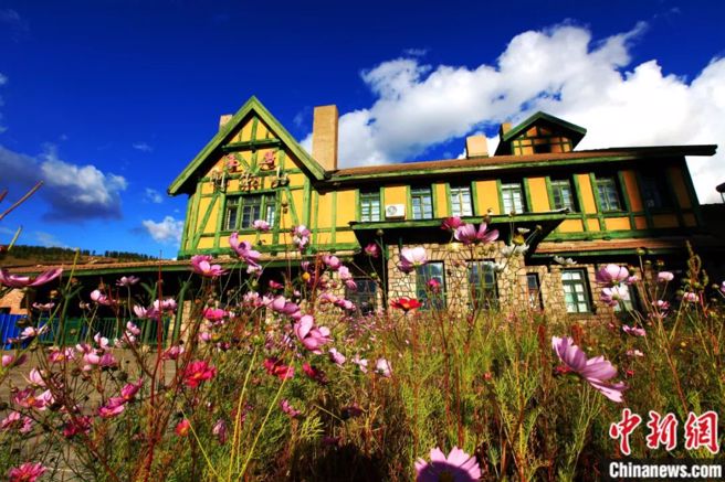 图为阿尔山火车站。（中新社）