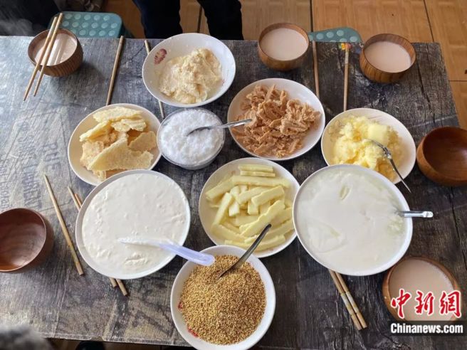 图为兴安盟奶食品。（中新社）