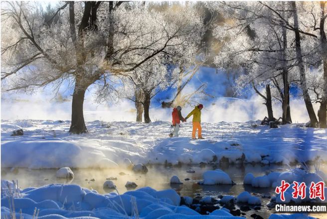 图为游客在阿尔山不冻河边散步。（中新社）