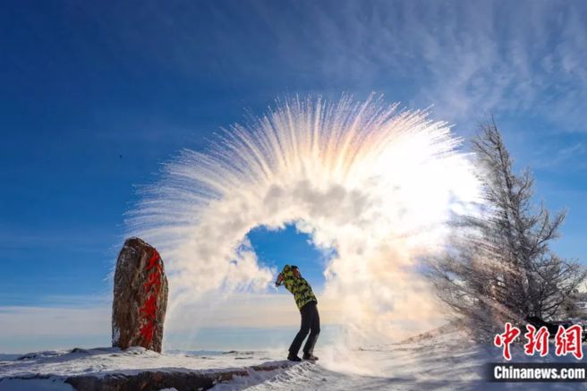 图为泼水成雾。（中新社）