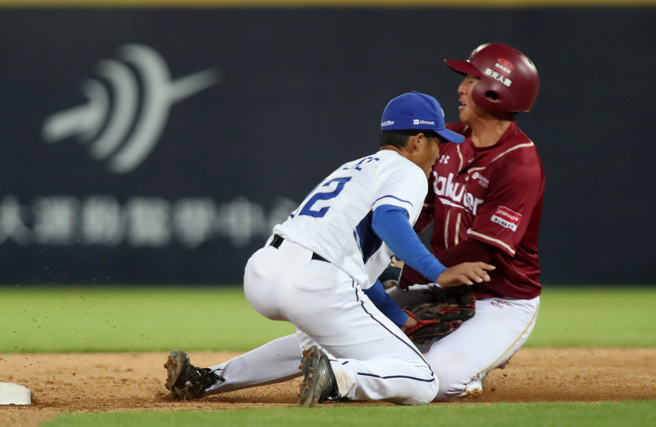 戴培峰阻殺成功，抓到試圖到盜壘的成晉。（鄭任南攝）