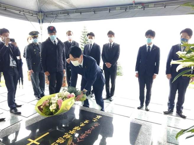 日本自民党青年局前往五指山国军公墓 追思李登辉	。（外交部提供）