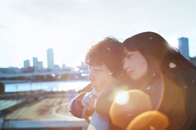 《余命10年》由坂口健太郎（左）和小松菜奈主演。（车库娱乐提供）