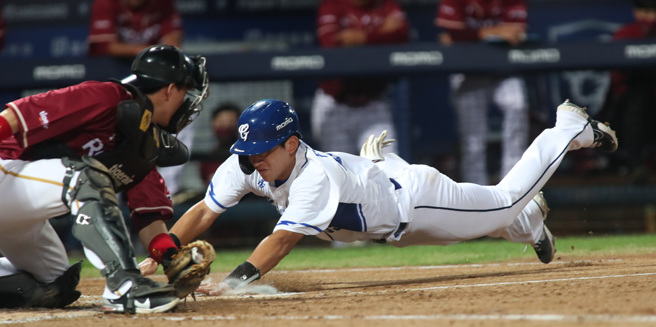 富邦悍将戴培峰跑回本垒得分。（郑任南摄）