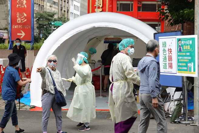 新冠确诊人数激增，医护人员坚守岗位，守护民眾健康。（姚志平摄）