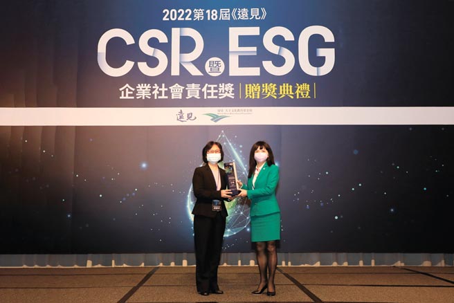 金管會副主委邱淑貞（左）頒發「CSR暨ESG企業社會責任獎」，由玉山金控總經理陳美滿（右）受獎。圖／玉山金控提供