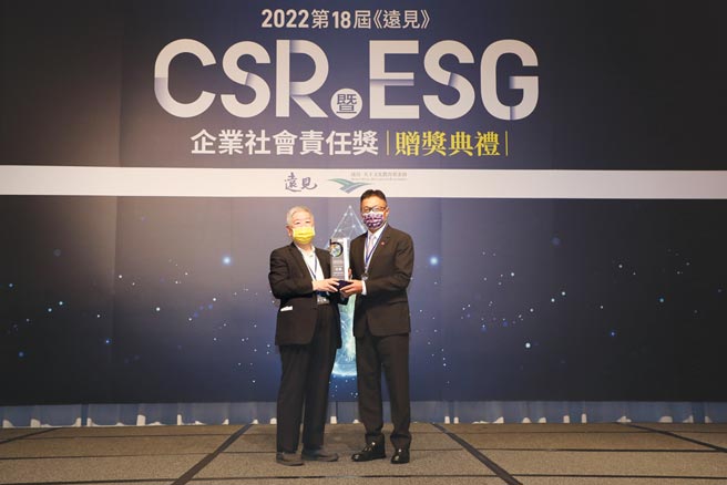 中國信託獲遠見雜誌「CSR暨ESG企業社會責任獎」，由中國信託銀行行政長高人傑（右）代表受獎。圖／遠見雜誌提供