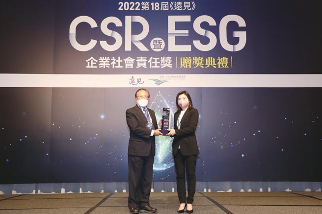 富邦金控獲遠見CSR暨ESG企業社會責任獎綜合績效金融保險業─楷模獎，由富邦金控副總經理林茂生（右）領獎。圖／富邦金控提供