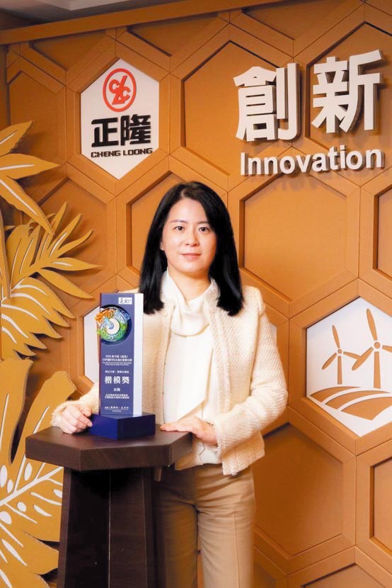 正隆一年減碳1,040萬公噸，奪遠見循環永續楷模獎，董事長鄭舒云親自代表領獎。圖／正隆提供