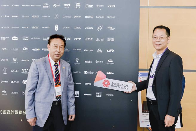 财顺集团「SBL-1060SCB轧盒机」荣获「2021年台湾精品奖」，财顺集团总经理江新财（左）与执行副总许育哲（右）于台湾精品奖英雄榜合影。图／业者提供