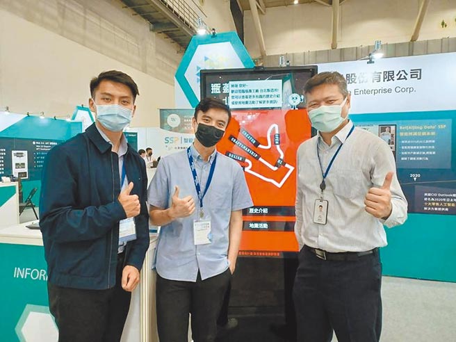 聚典资讯参展2022TOUCH TAIWAN受瞩目；图右起为聚典资讯执行长陈志祥、数据产品经理王育升、商务开发丁永翰。图／谢易晏