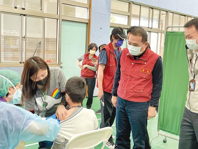 疫情狂烧，新北市长侯友宜昨表示，目前如何保有中重症高风险族群的医疗量能才是防疫重。图为点新北市3日展开COVID-19儿童疫苗校园接种作业，侯友宜（右二）特别到顶溪国小关心学童施打状况。（教育局提供）